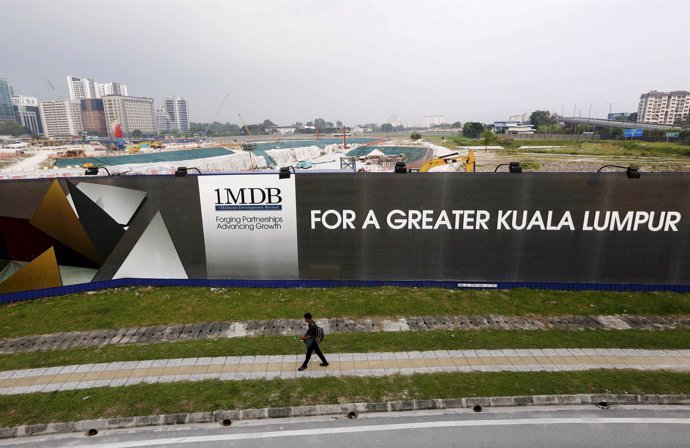 Cartel de publicidad del fondo 1MDB, salpicado por un escándalo de corrupción