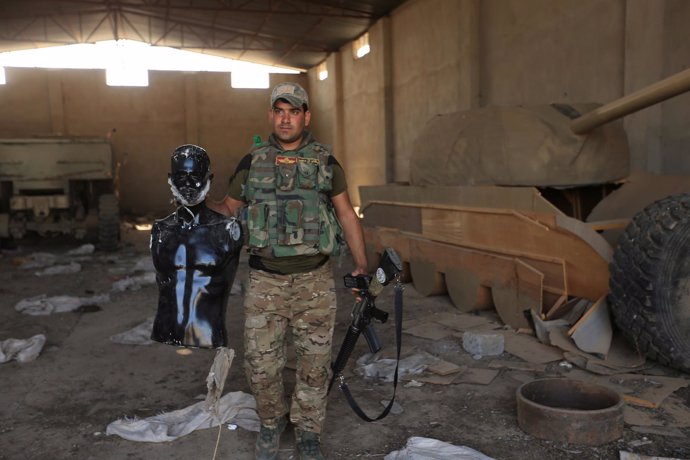 Tanques y milicianos de mentira usados por Estado Islámico