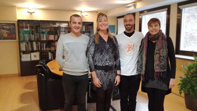 Patricia Gómez con Asociación de Familias de Menores Transexuales de Baleares