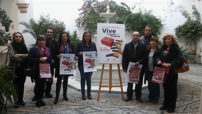 Carrillo (centro), durante la presentación de 'Vive Córdoba Shopping'