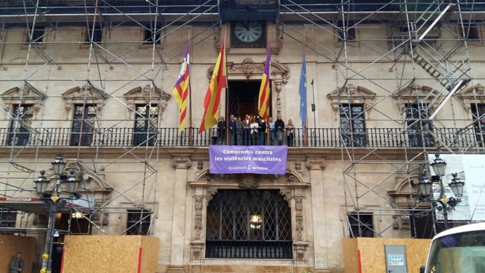 Pancarta contra la violencia machista en Cort