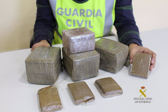 RDO. NOTA DE PRENSA GUARDIA CIVIL (INTERVENIDOS CASI 4 KILOS DE HACHIS TRAS UN A