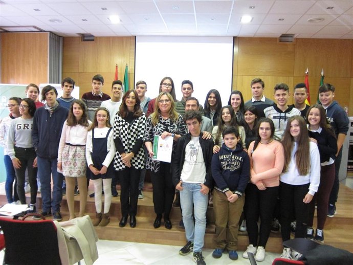 Luna (centro), entre Cañete y Morilla con alumnos en la presentación