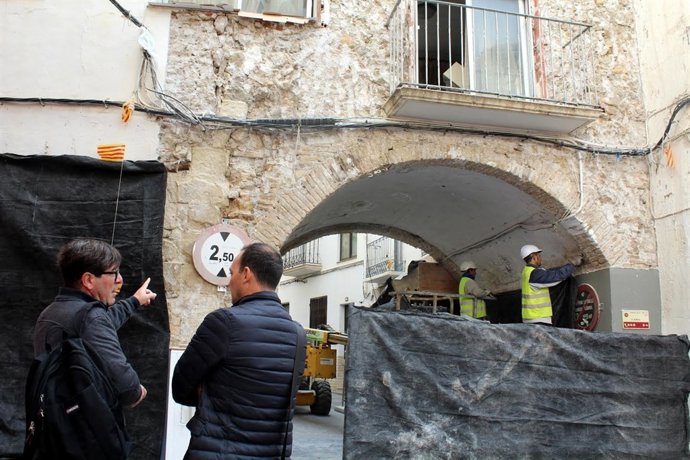 Los técnicos en la obra de El Portal donde se ha localizado la muralla