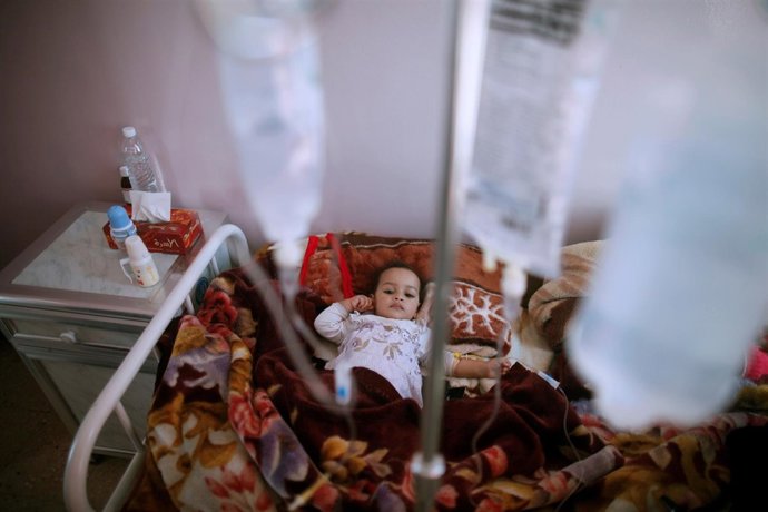 Niña tratada de cólera en Yemen 