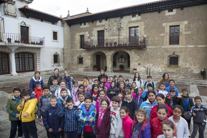 Estudiantes en una actividad de la escuela de medio ambiente