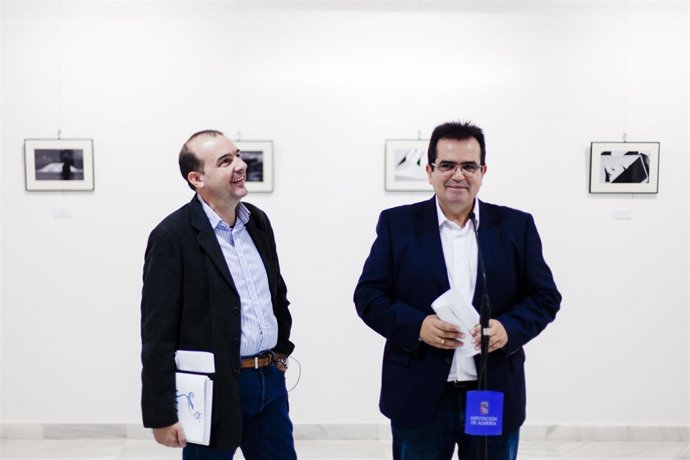 El diputado de Cultura y Enrique Iznaola han sido los primeros en ver la muestra