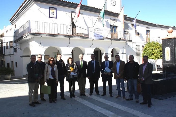 Carmona (centro), junto a otros miembros de la comisión