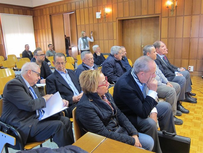 Imagen de los acusados del caso Alvalle, sentados en los dos primeros bancos