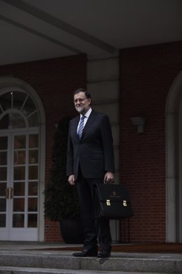 Rajoy con su cartera a su llegada a la Moncloa