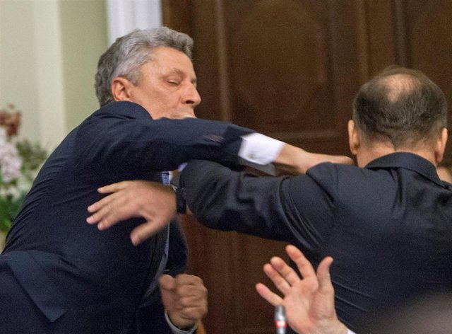 Los diputados ucranianos Oleh Lyashko y Yuriy Boyko se pelean en el Parlamento.