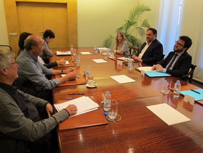 Reunión de J.C.Gallego (CC.OO.) y C.Ros (UGT) con el vicepresidente O.Junqueras