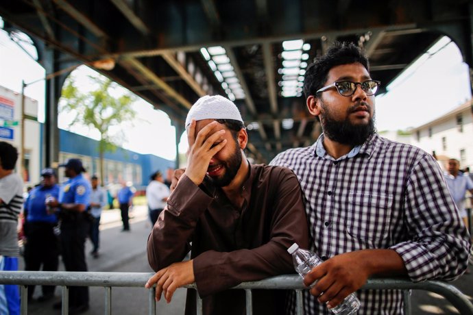 Un hombre llora durante una protesta contra los crímenes de odio en Nueva York. 