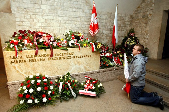 Un hombre reza junto al sarcófago de Lech Kaczynski en Cracovia, Polonia. 