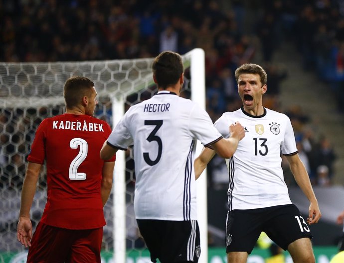 Muller celebra la victoria de Alemania en el camino a Rusia 2018