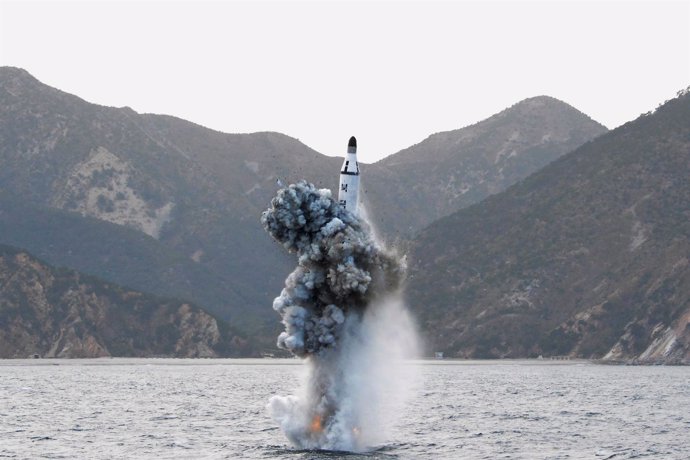 Lanzamiento submarino de un misil balístico por Corea del Norte