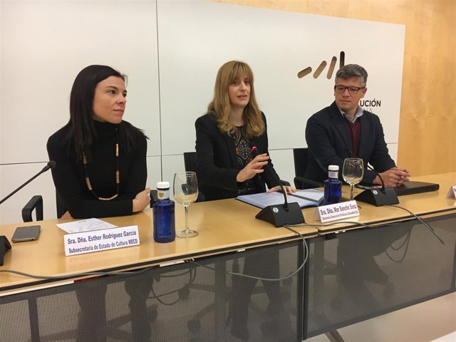 Esther Rodríguez, primera por la izquierda, en el Encuentro de Gestores.