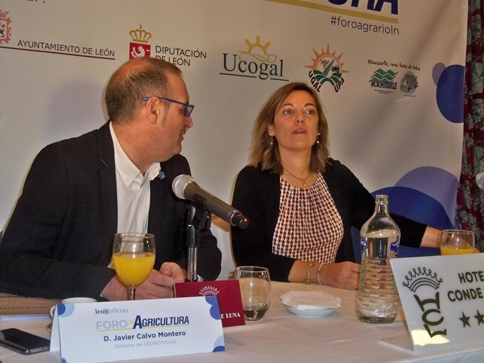 Director de redacción de Leonoticias, Javier Calvo, y la consejera de Agricultur