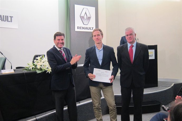 Carriedo y López entregan un diploma a uno de los alumnos