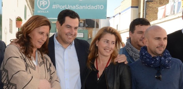 Juanma Moreno, en el centro, en un acto en Coria del Río (Sevilla)