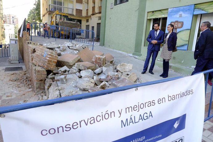 Pomares y Pérez de Siles vistan unas obras del plan de mejora de barriadas 