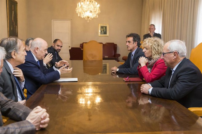 La vicepresidenta y el consejero de Industria se reúnen con Mezquita