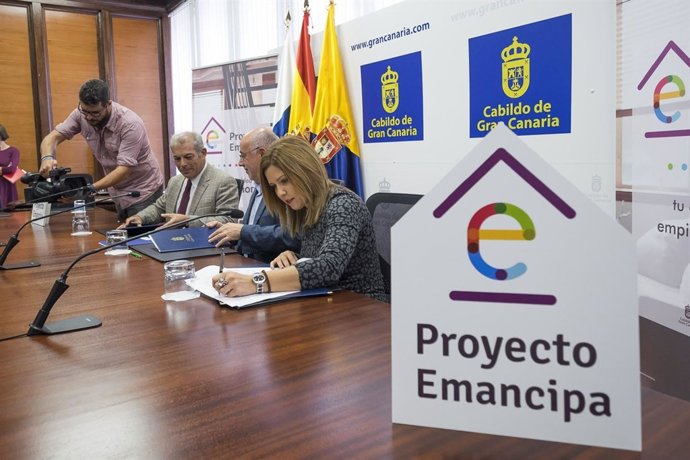 LAS PALMAS DE GRAN CANARIA (Canarias). 15/11/2016.- El presidente del Cabildo y 