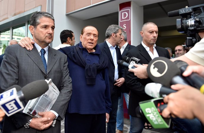 Berlusconi abandona el hospital de Milán