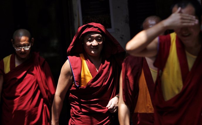 Un grupo de monjes tibetanos en un campo de refugiados de India.