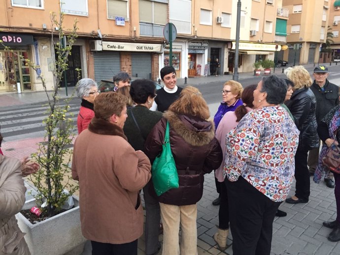 Fernández-Bermejo con vecinos de Santa Adela