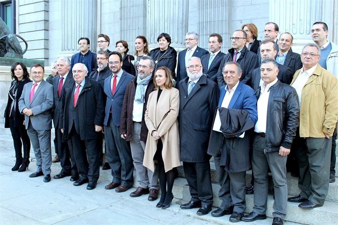 Alonso, arriba en el centro, con diputados del Grupo Socialista. 