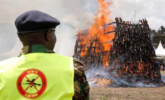 Agente de Kenia controla la quema de más de 5.000 armas de fuego ilegales