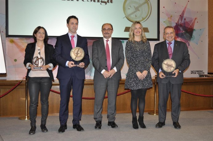 El presidente Javier Lambán y la consejera Pilar Alegría con los premiados.