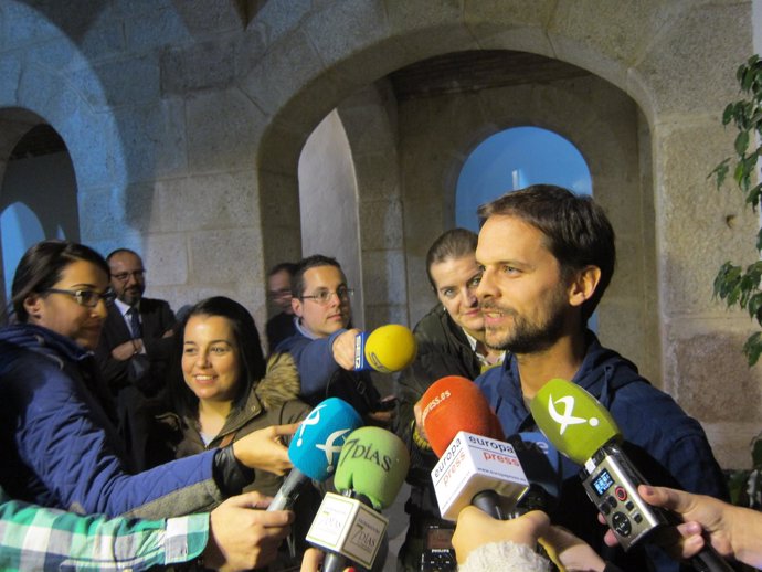 Álvaro Jaén ante los medios de comunicación 