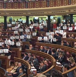 Diputados de Podemos y otros grupos apoyando a Andrés Bódalo