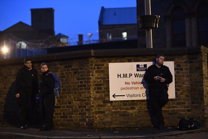 Varios guardias de prisión frente a la cárcel de Wandsworth, en Londres.