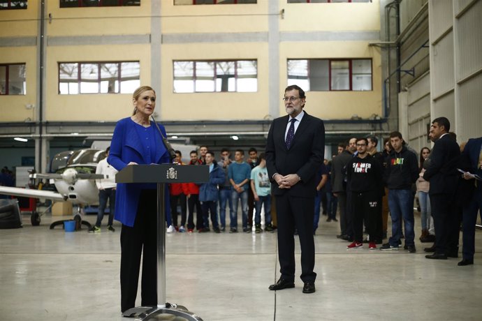 Rajoy y Cristina Cifuentes en la visita a un centro de formación profesional