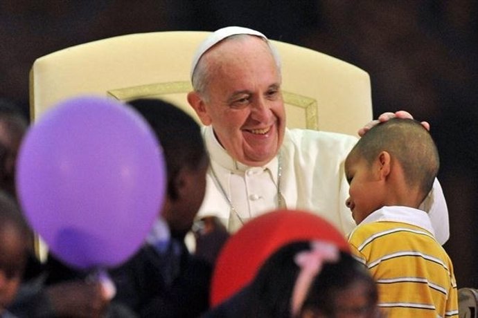 Papa Francisco con niños