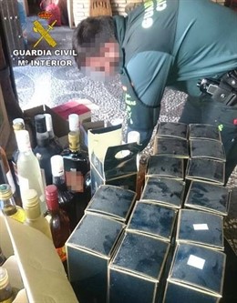 Botellas sin precinto en Alájar