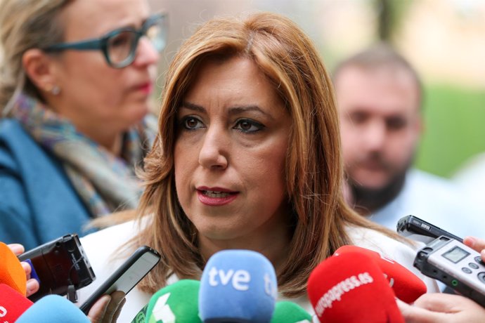 Susana Díaz atiende a los medios en Sevilla