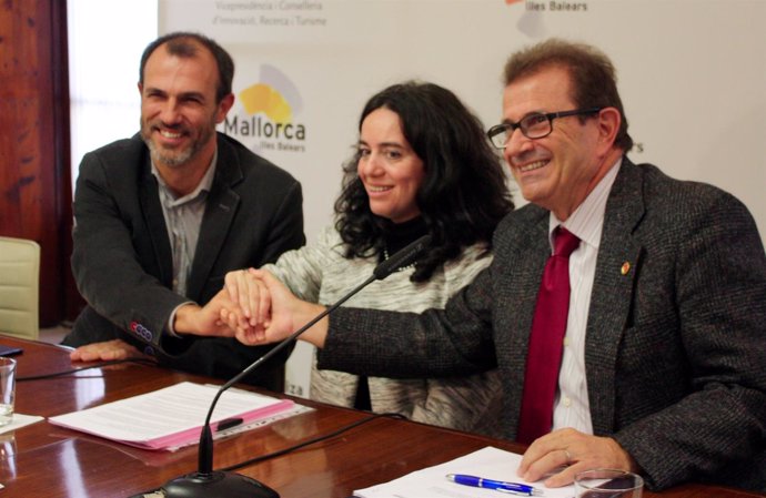 Biel Barceló firma un convenio con la UIB