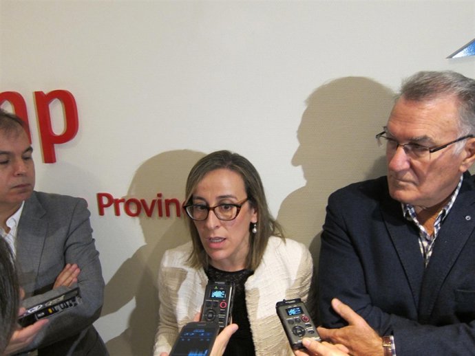 La conselleira de Infraestruturas, en el centro