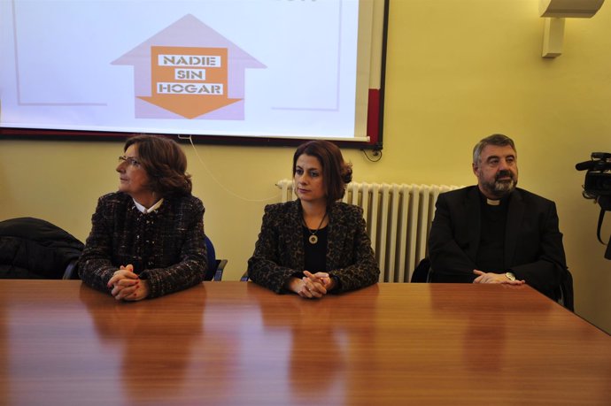 Autoridades en la presentación del nuevo hogar de Cáritas en Teruel