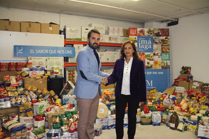 Jacobo Florido hace entrega de productos a Ciudad de los NIños Fátima González