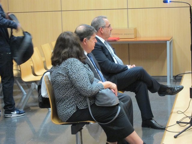 Olivas (centro), con su mujer y Cotino en la primera sesión del juicio