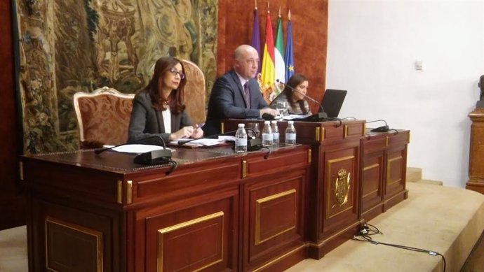 Antonio Ruiz preside el Pleno de la Diputación