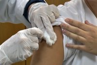 Sólo se vacuna de la gripe menos de la mitad de niños y adolescentes que deberían