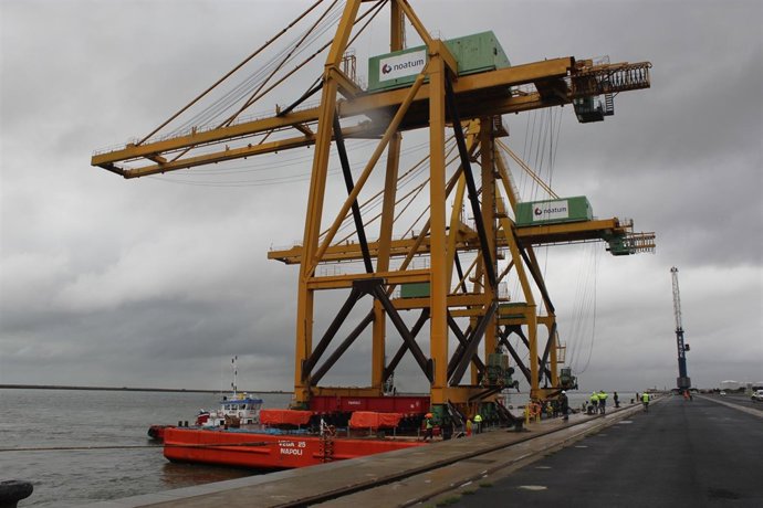 Grúas en el Muelle Sur del Puerto de Huelva. 