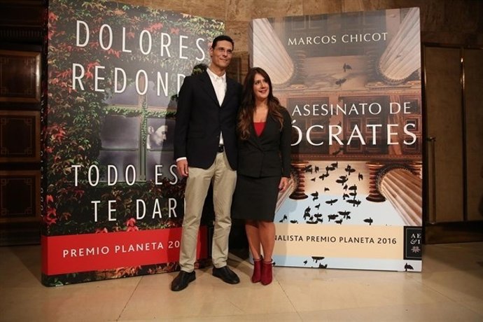 Dolores Redondo y Marcos Chicot en la presentanción de los Planeta en Madrid