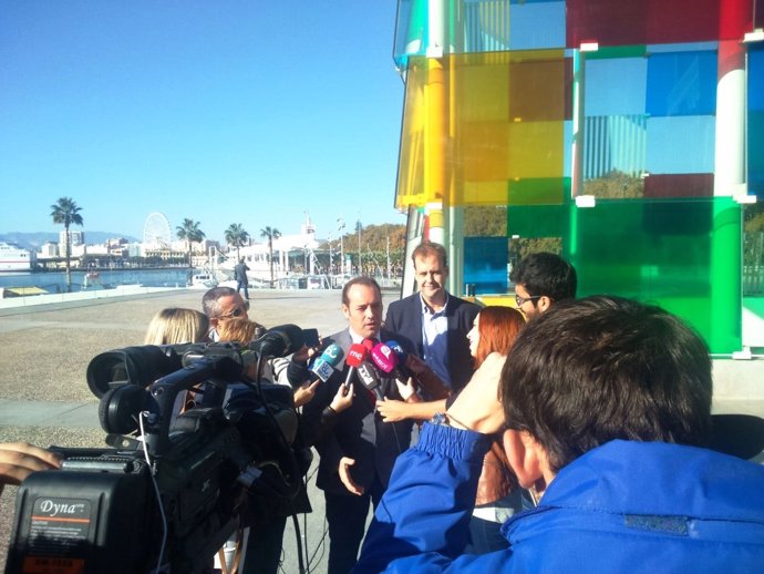 Juan Cassá atiende a los medios junto al Centre Pompidou